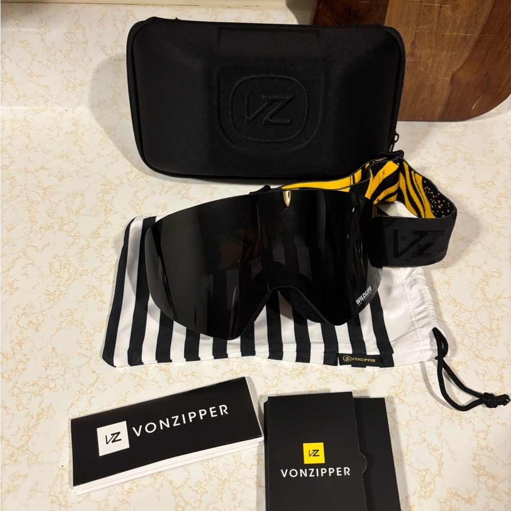 VonZipper Black and Yellow Ski/Snowboard Goggles